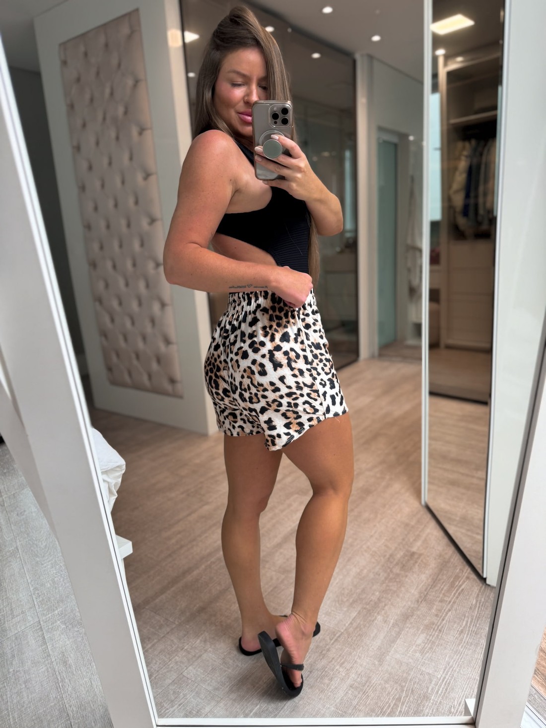 Short com elástico no cós estampa onça