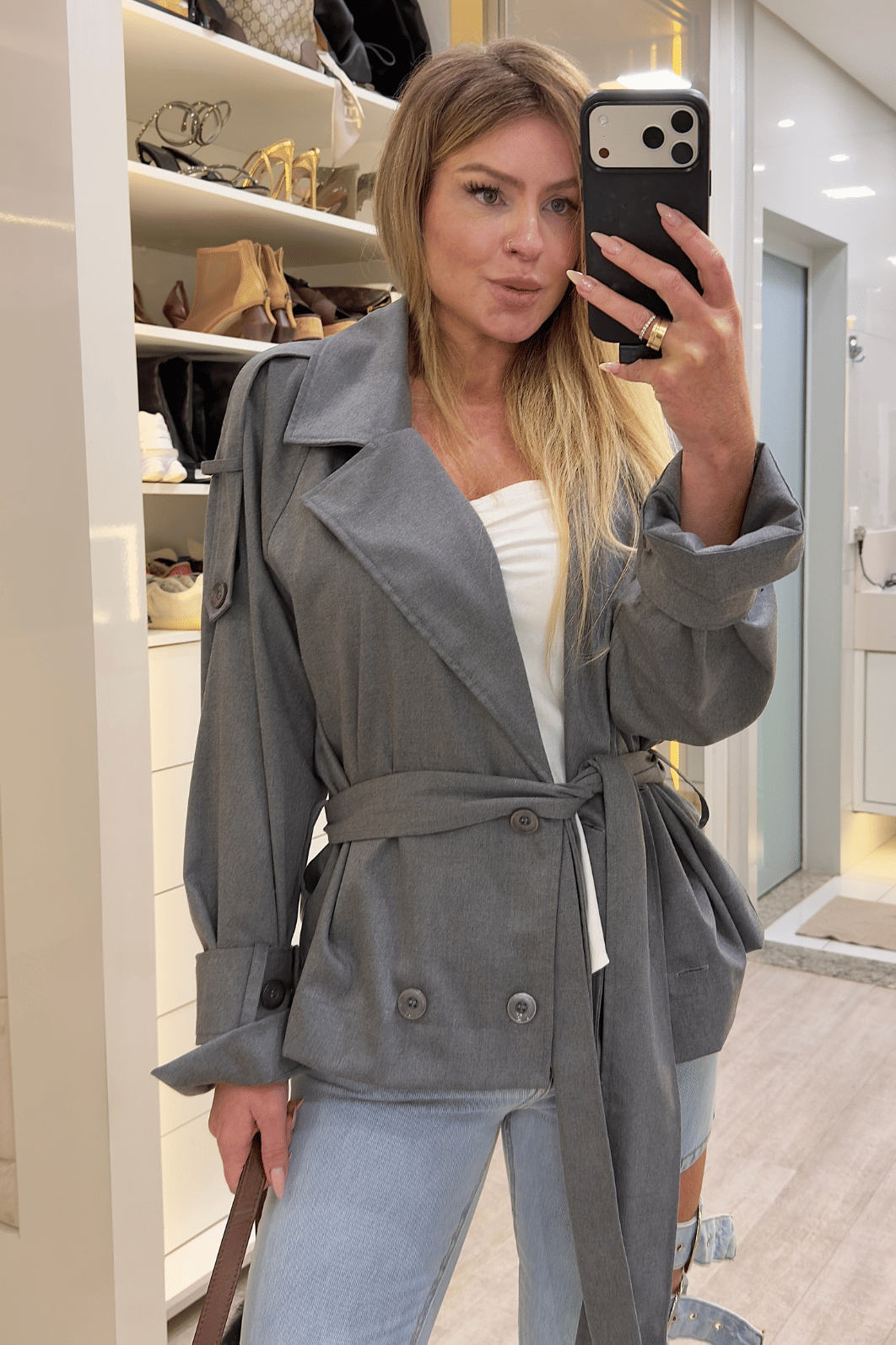 Casaco trench coat curto com cinto Casaco trench coat curto com cinto