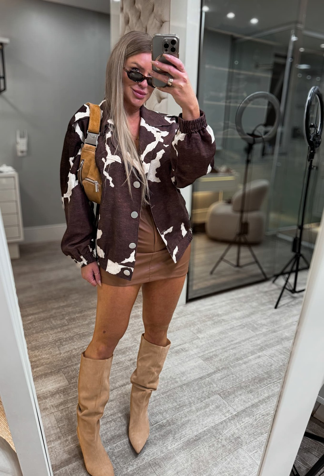 Jaqueta bomber com detalhes em recortes estampa vaquinha Jaqueta bomber com detalhes em recortes estampa vaquinha