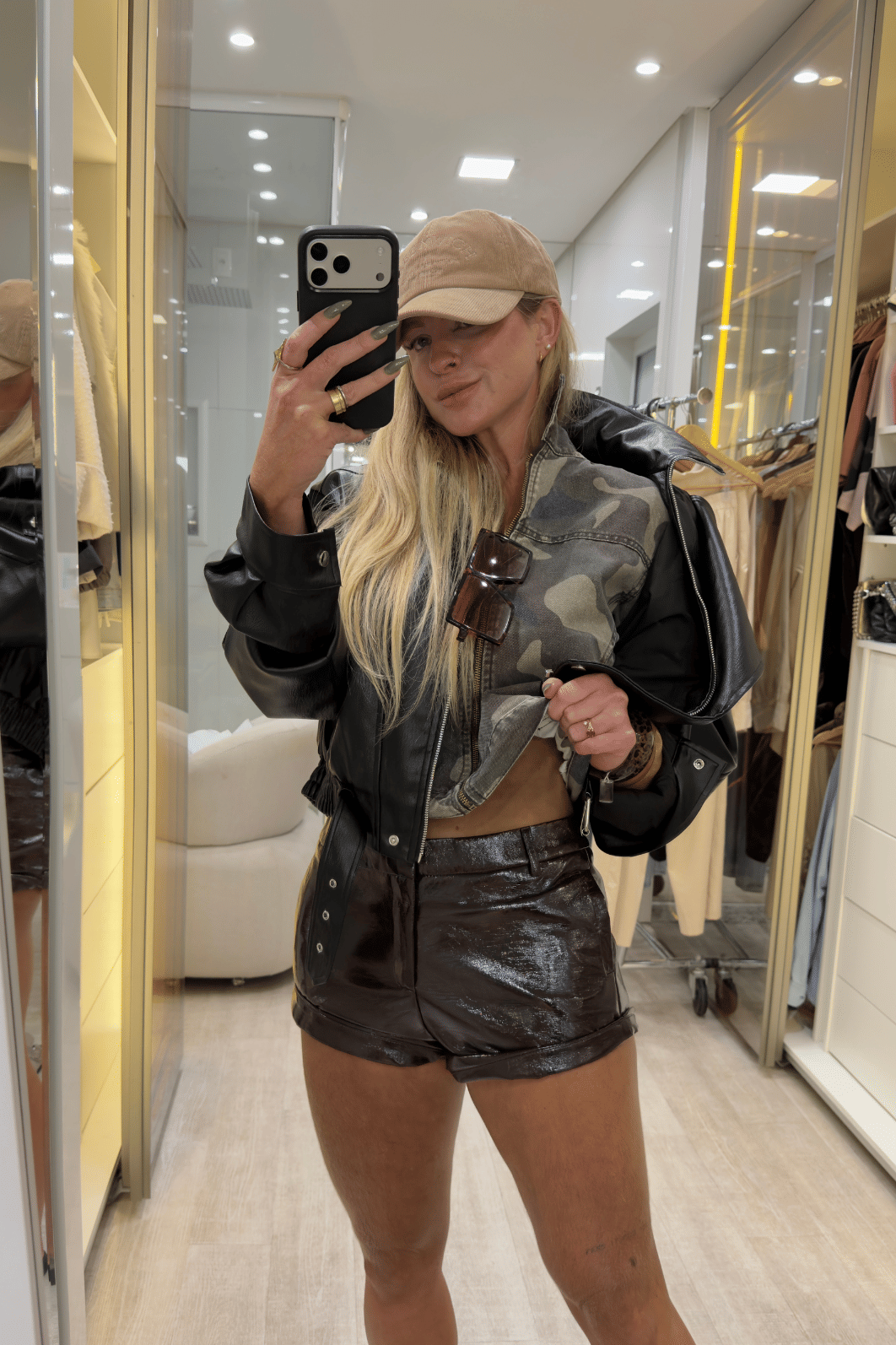 Short em couro Brilhoso MARROM Emanuelli