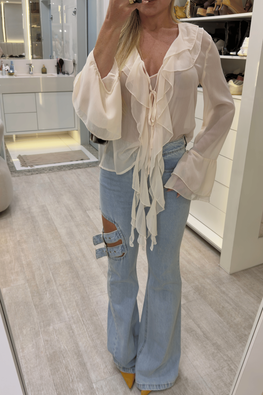 Calça jeans com fivelas na lateral Calça jeans com fivelas na lateral