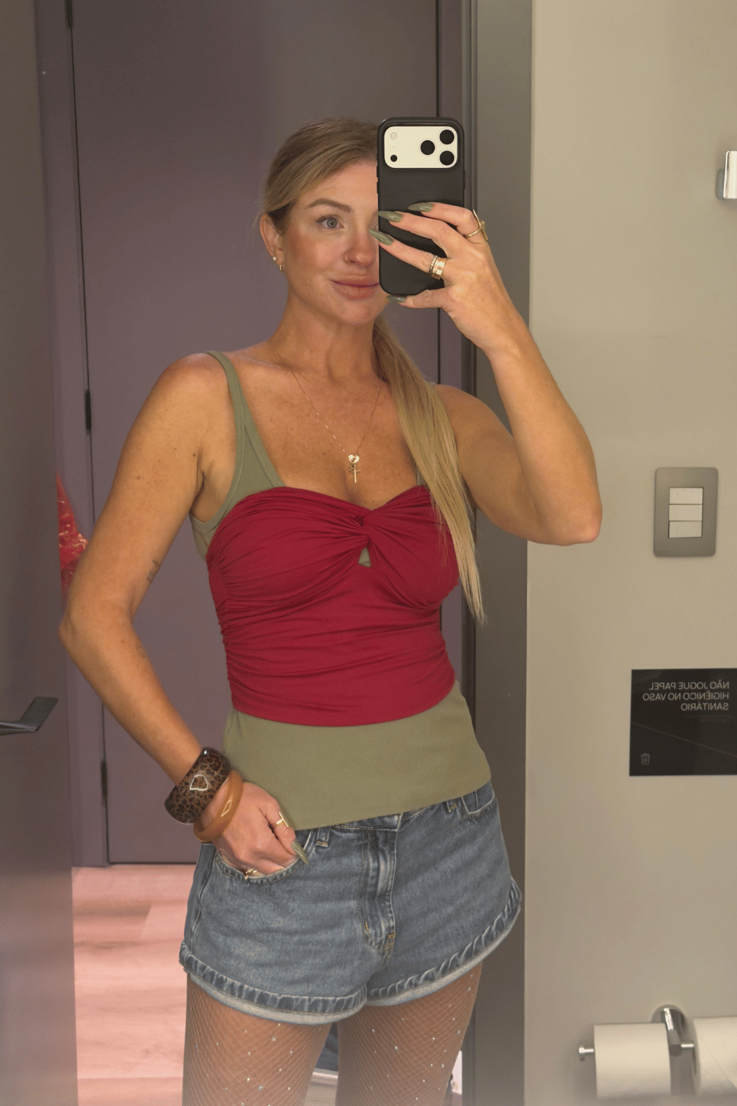 cropped tomara que caia com detalhe no busto vermelho Greice