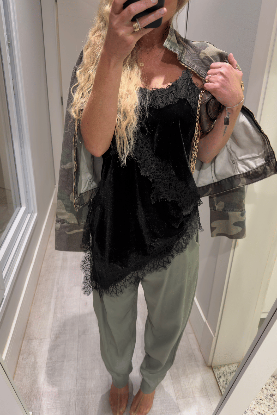 Blusa assimétrica em veludo com renda Mia Blusa assimétrica em veludo com renda Mia