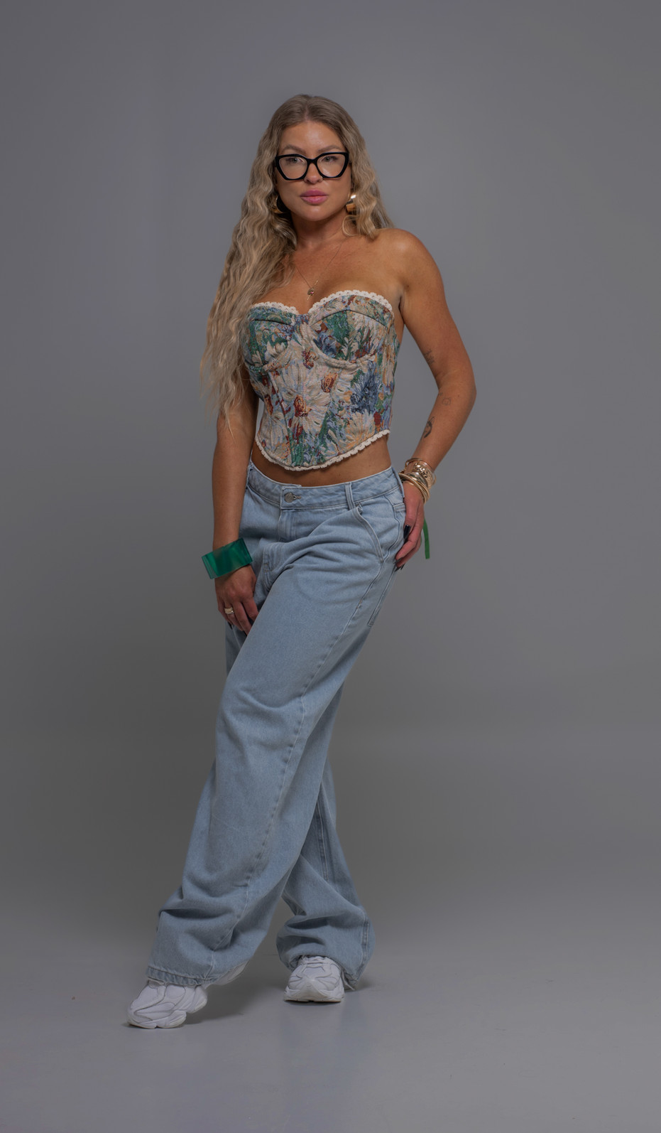 Cropped corset sem alças com estampa floral