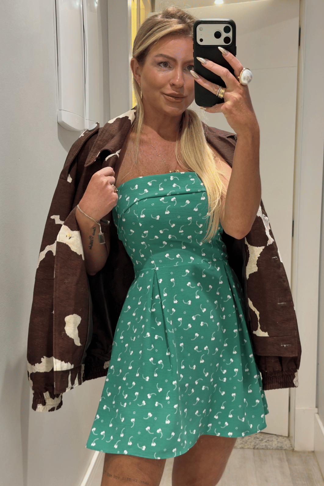 Vestido macacão curto tomara que caia estampa de Flores