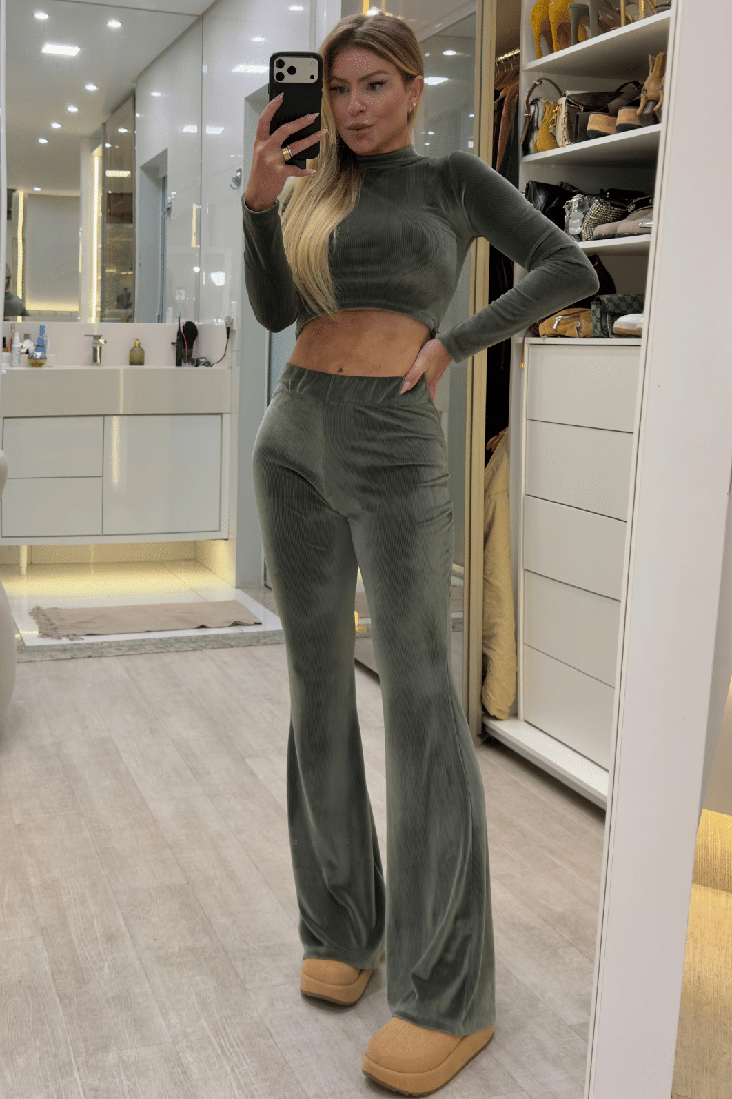 Conjunto calça e cropped manga longa veludo cotelê brilhoso Nicolly VERDE Conjunto calça e cropped manga longa veludo cotelê brilhoso Nicolly VERDE