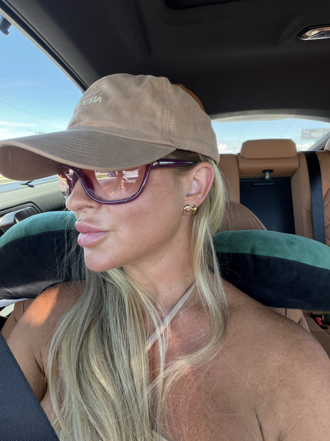 Boné com bordado frontal bege