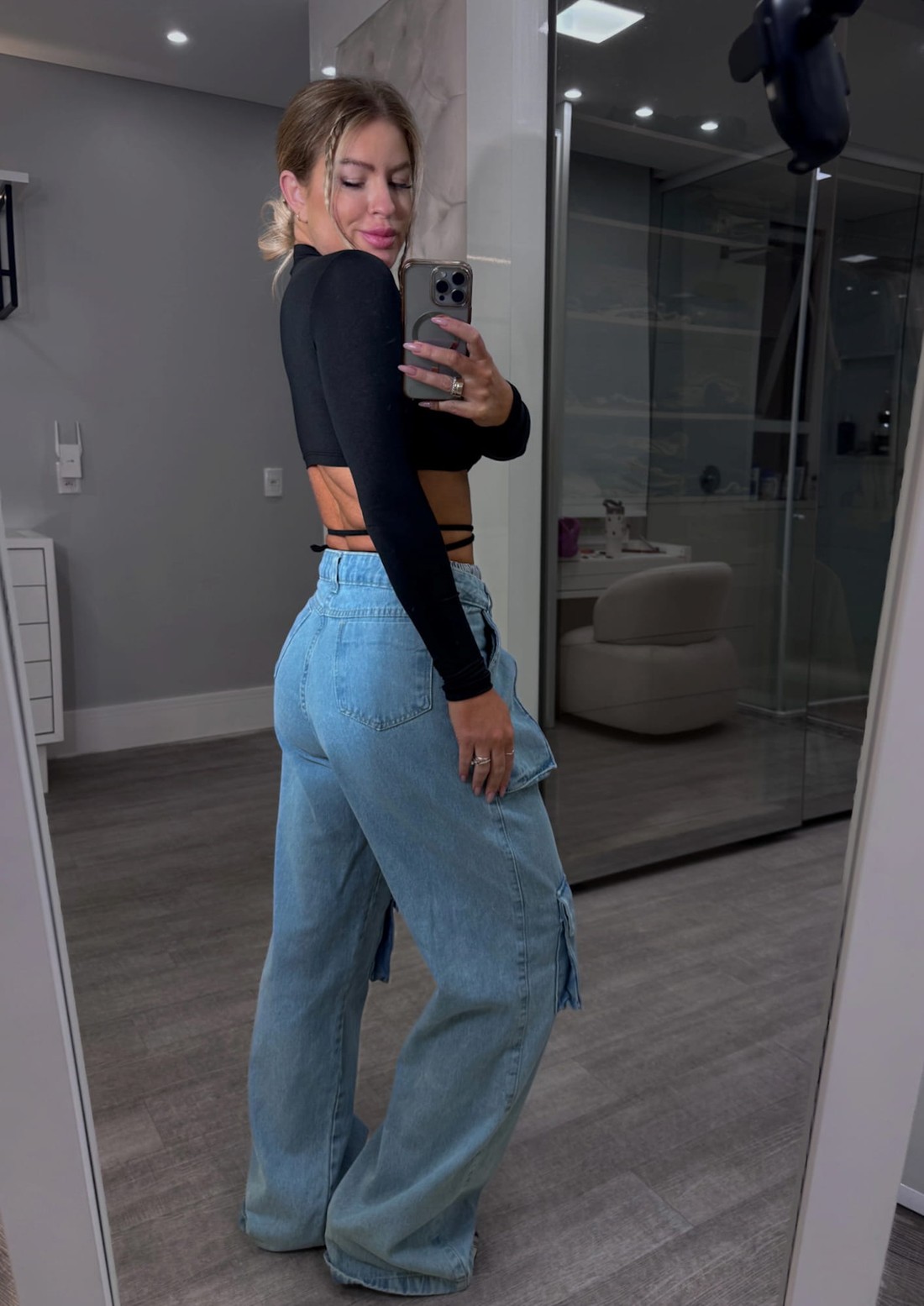 Cropped manga longa com detalhes em recortes e amarração Lyra Cropped manga longa com detalhes em recortes e amarração Lyra