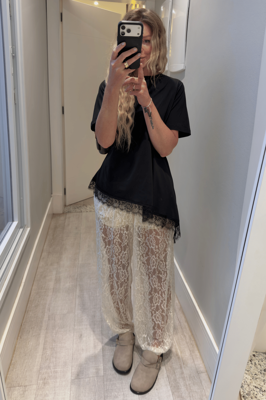 Blusa Camiseta assimétrica com renda PRETA Maria Blusa Camiseta assimétrica com renda PRETA Maria