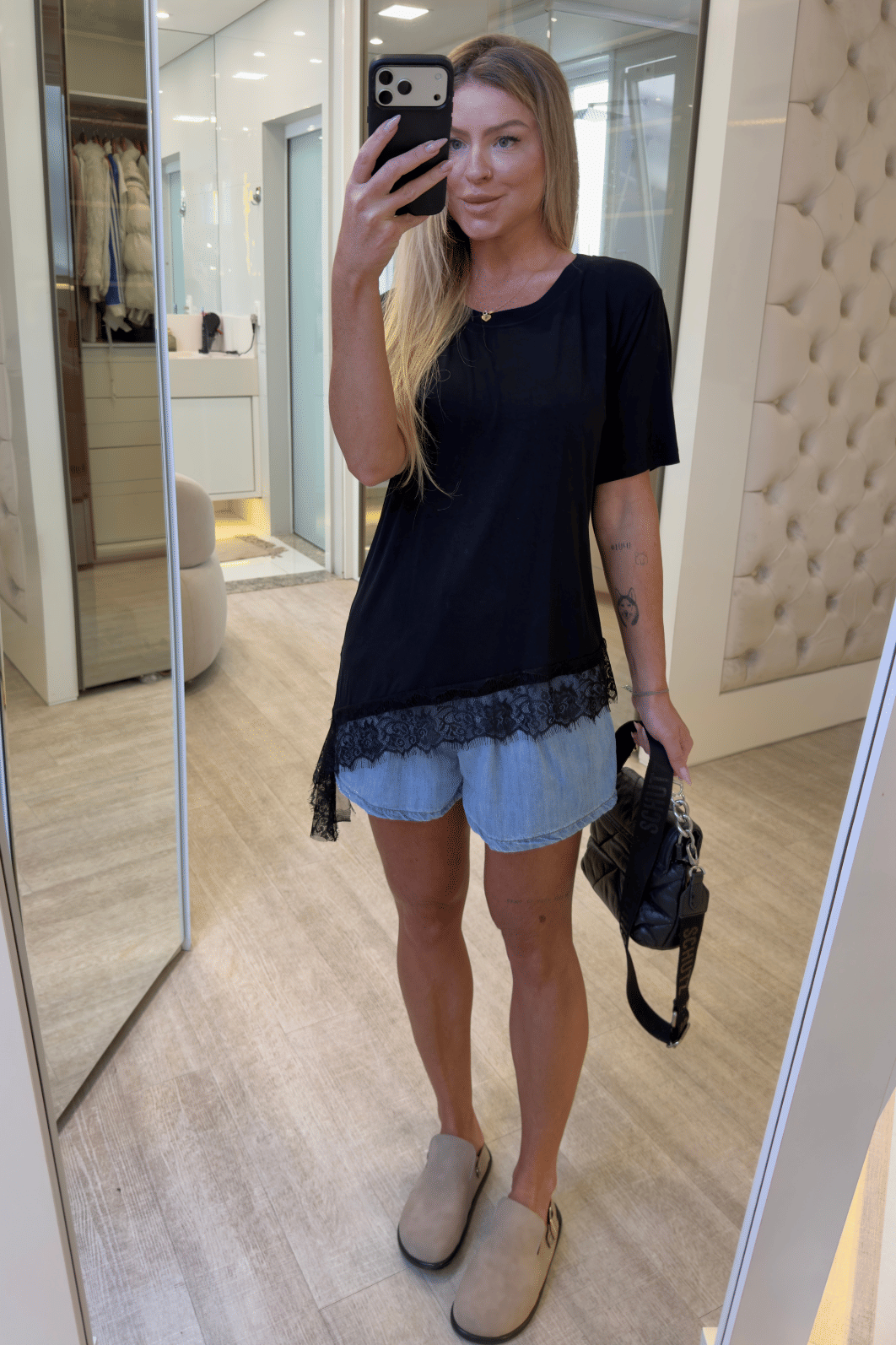 Camiseta assimétrica com renda Lídia Camiseta assimétrica com renda Lídia