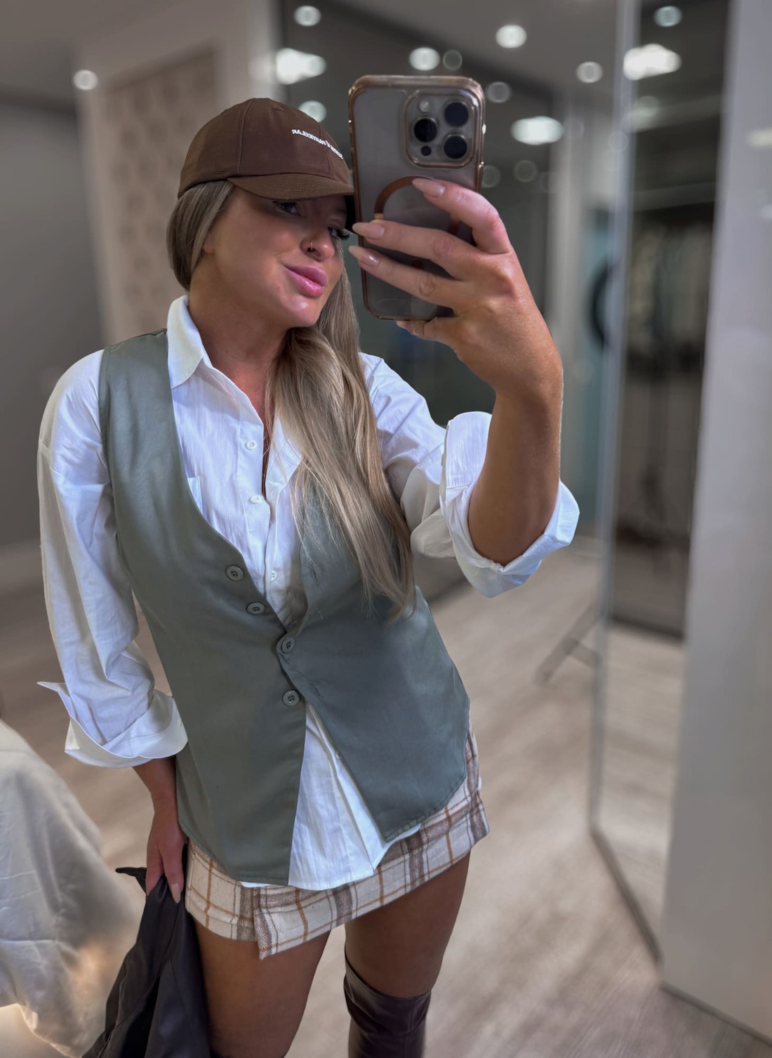 Boné com bordado frontal Sentir