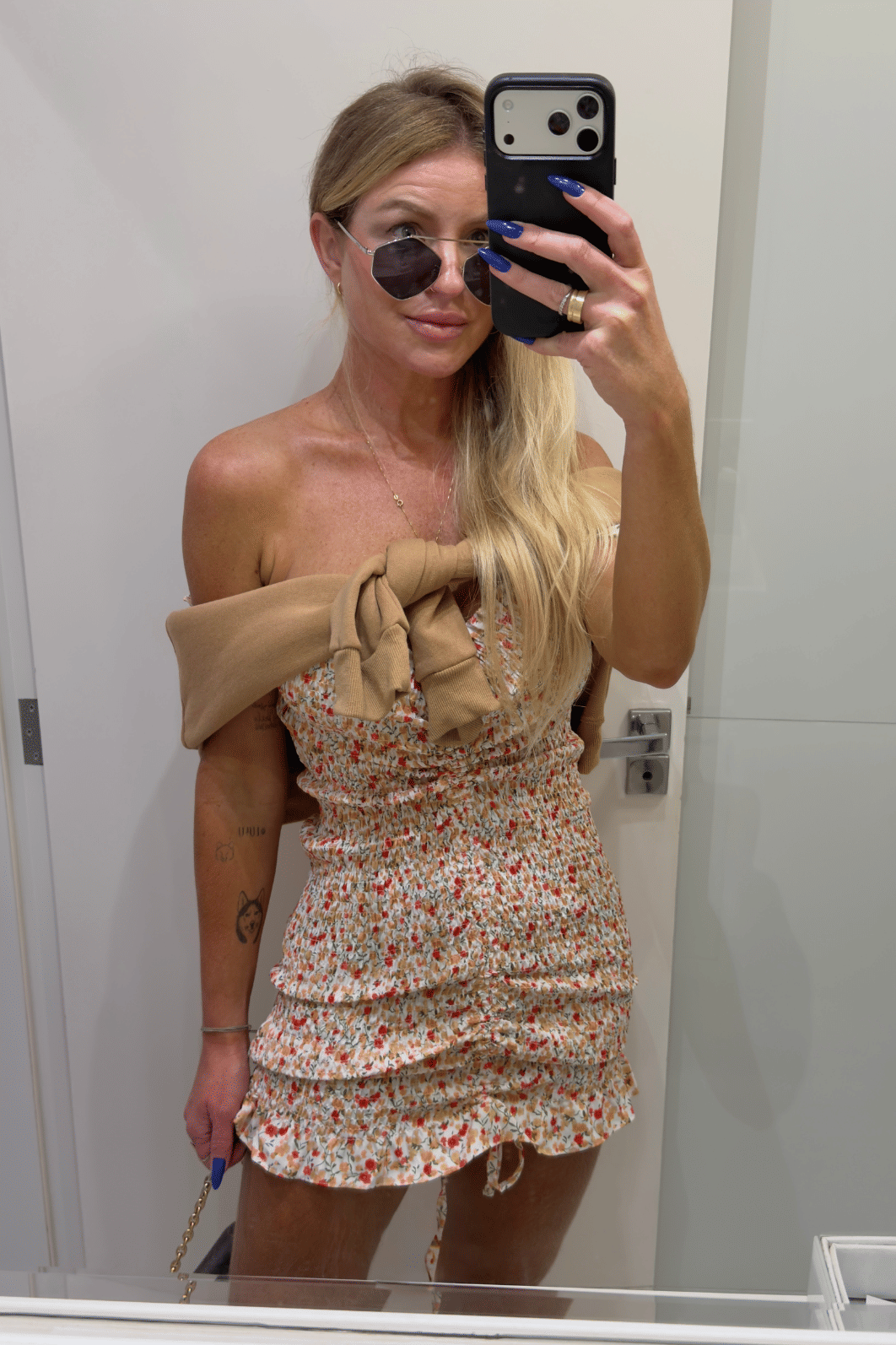 Vestido cereja off white com estampa de  flores