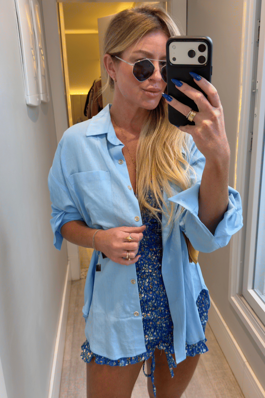 Vestido cereja azul com flores laranjas e bege