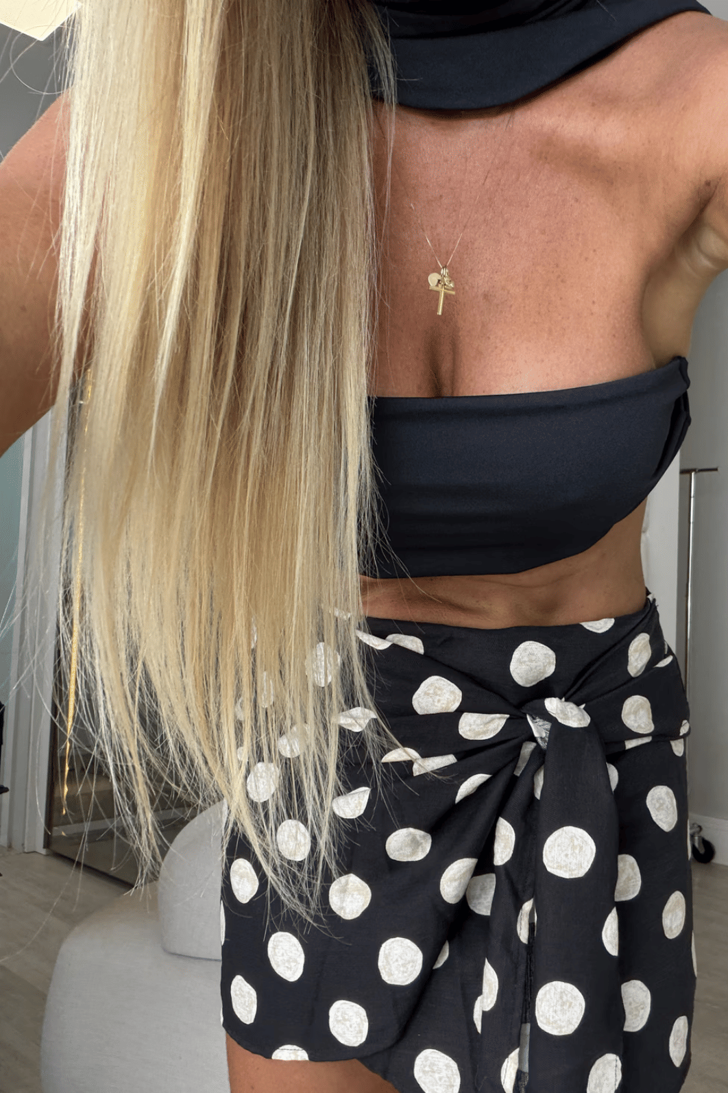 Saia de linho preta com estampa maxi poa e detalhe em amarração AMI Saia de linho preta com estampa maxi poa e detalhe em amarração AMI