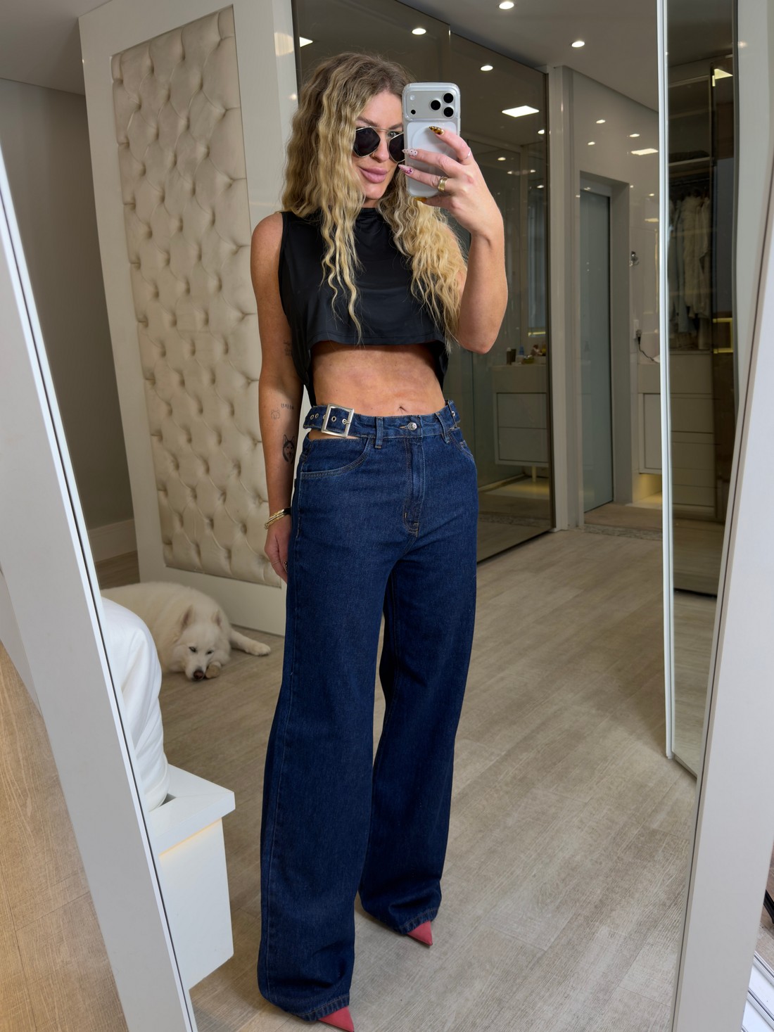 Calça jeans reta com cós solto de fivela Nicole Calça jeans reta com cós solto de fivela Nicole