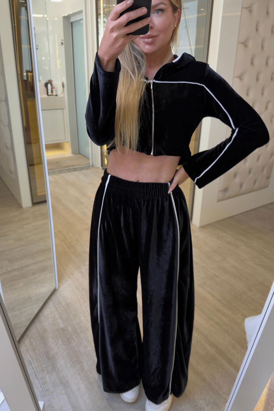 Conjunto de plush calça e jaqueta detalhe em listra Conjunto de plush calça e jaqueta detalhe em listra