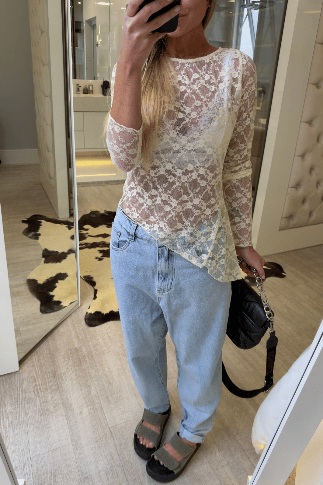 Blusa assimétrica em renda manga longa Melissa Blusa assimétrica em renda manga longa Melissa