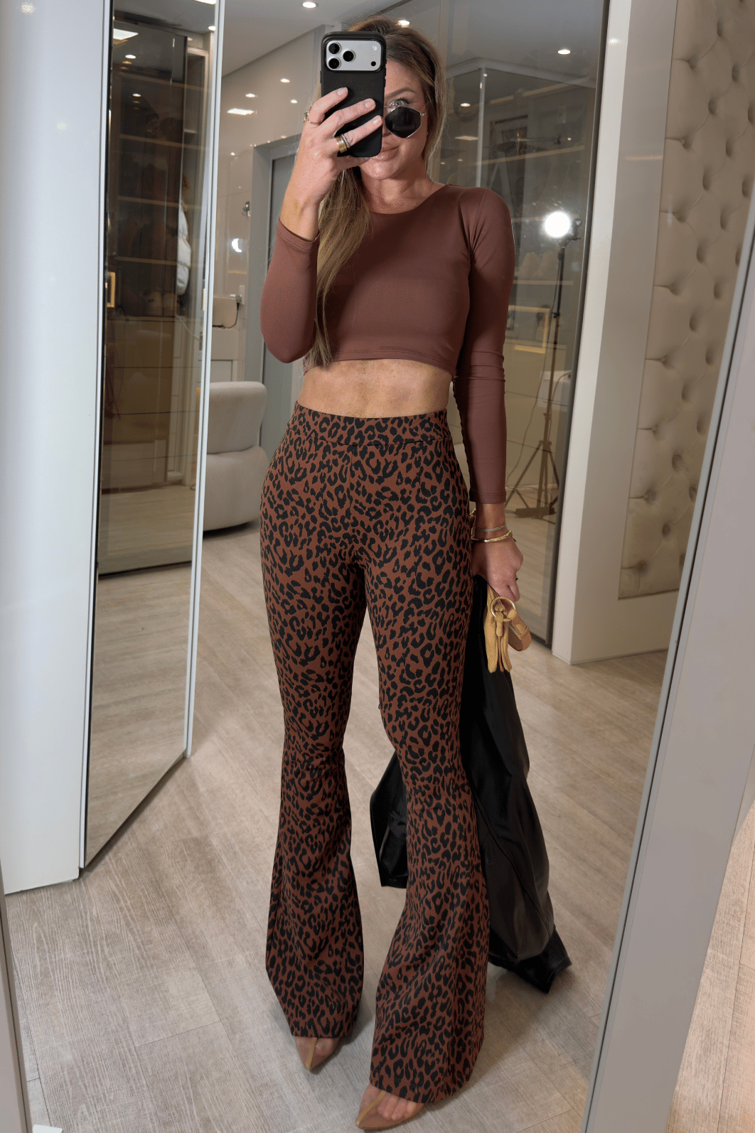 Calça flare estampa de onça Cassiana Calça flare estampa de onça Cassiana