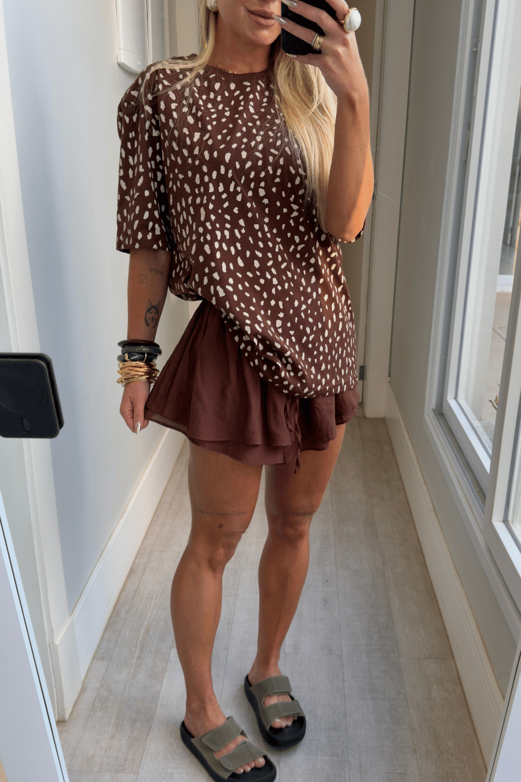 Short saia com babados Lilian Marrom Café