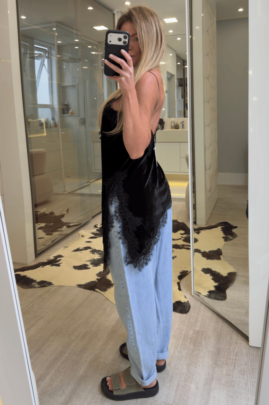 Blusa assimétrica em veludo com renda Mia Blusa assimétrica em veludo com renda Mia