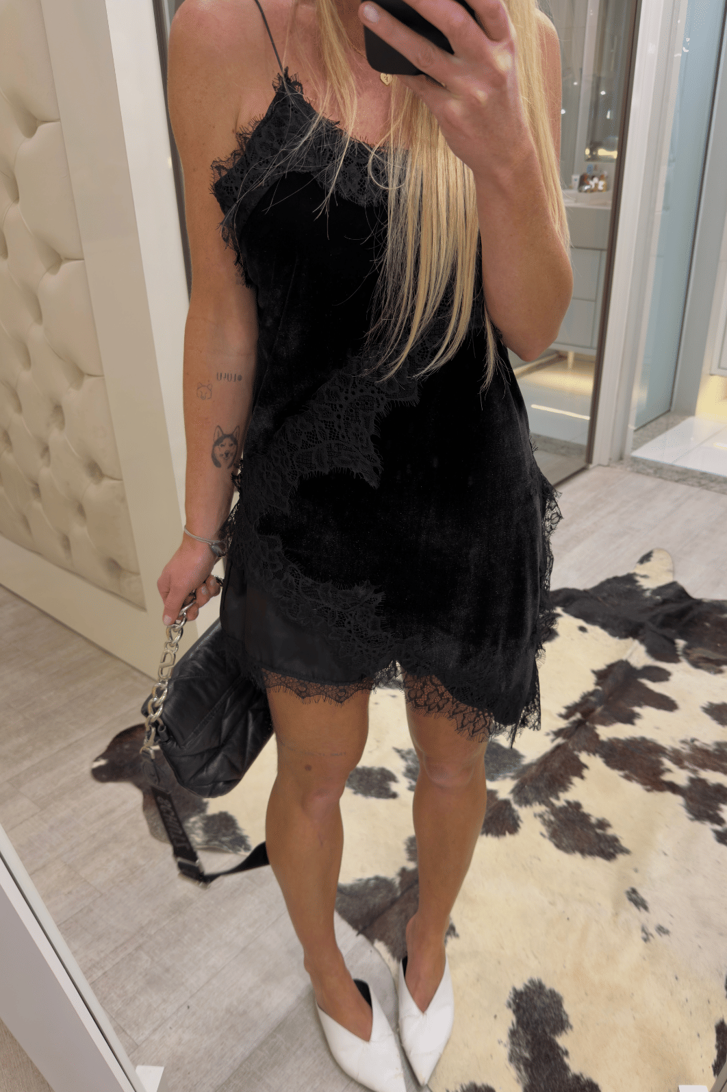 Short curto em cetim com detalhes em renda