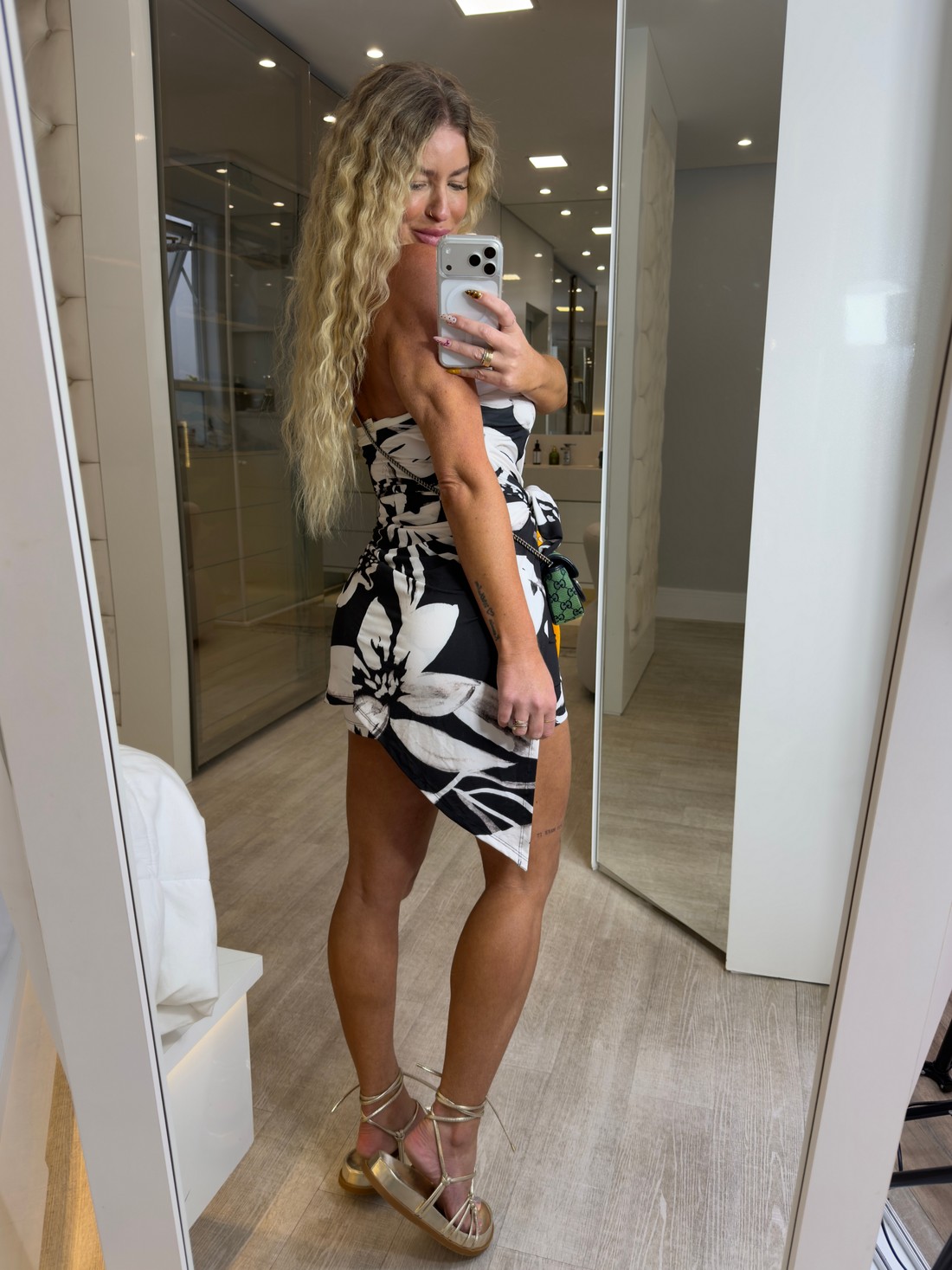 Vestido curto tomara que caia transpassado estampa flores Cecília Vestido curto tomara que caia transpassado estampa flores Cecília