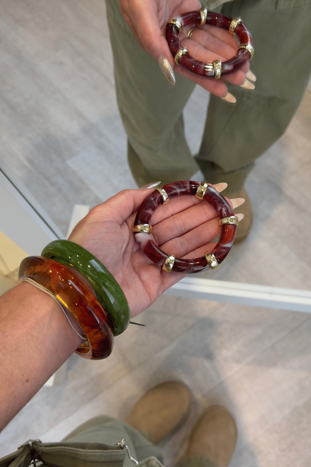 Bracelete acrílico vinho com detalhe Dourado Bracelete acrílico vinho com detalhe Dourado