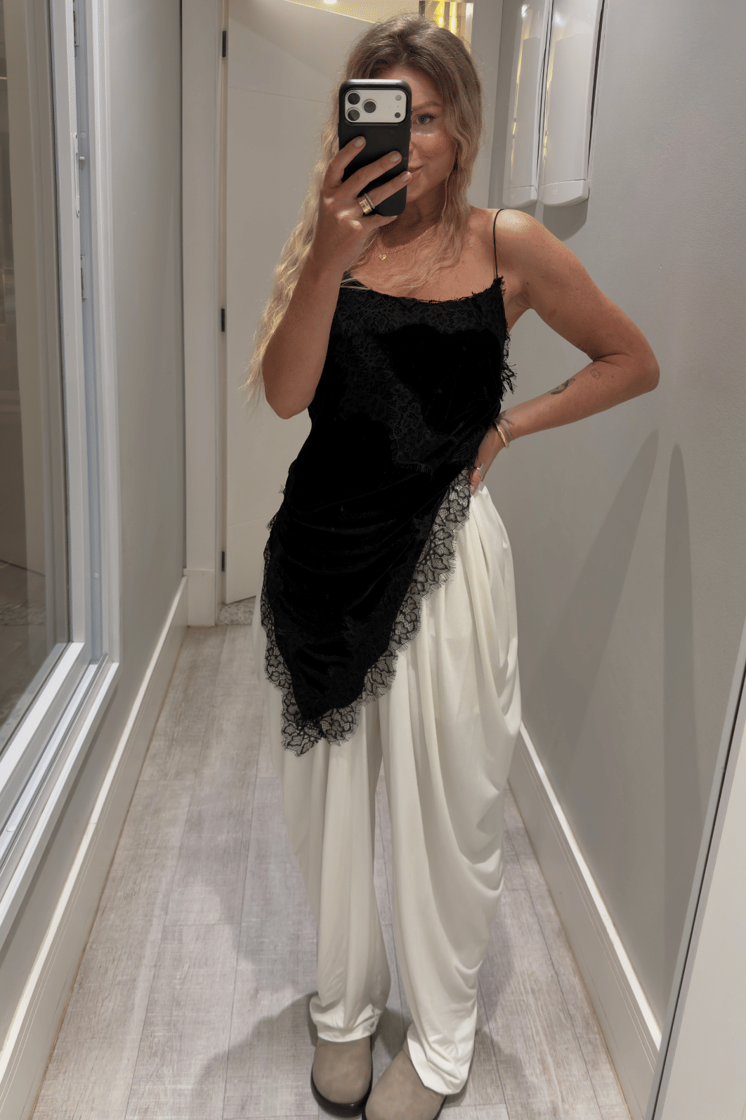 Blusa assimétrica em veludo com renda Mia Blusa assimétrica em veludo com renda Mia