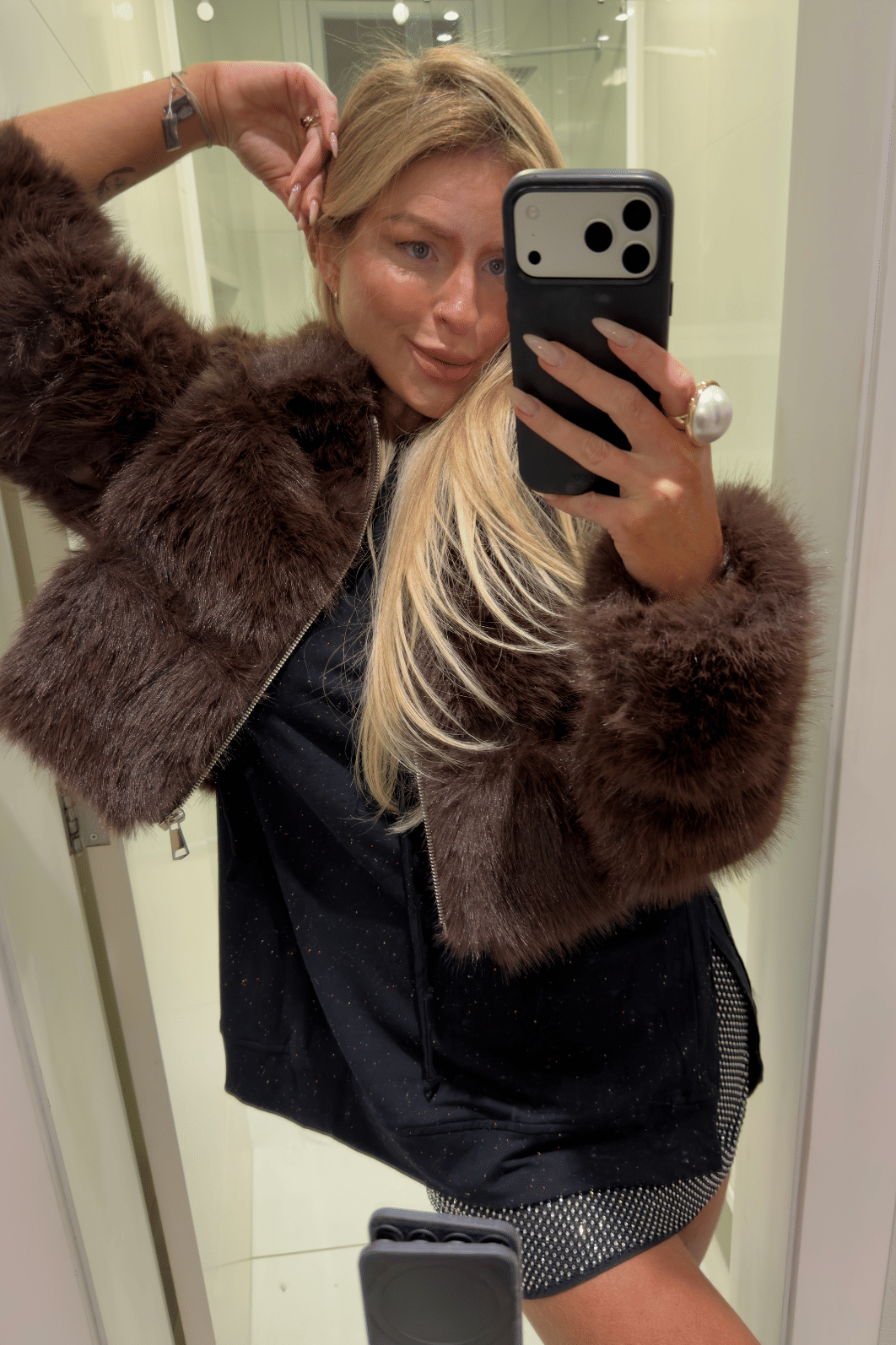 Saia curta de rede com aplicações de strass Saia curta de rede com aplicações de strass