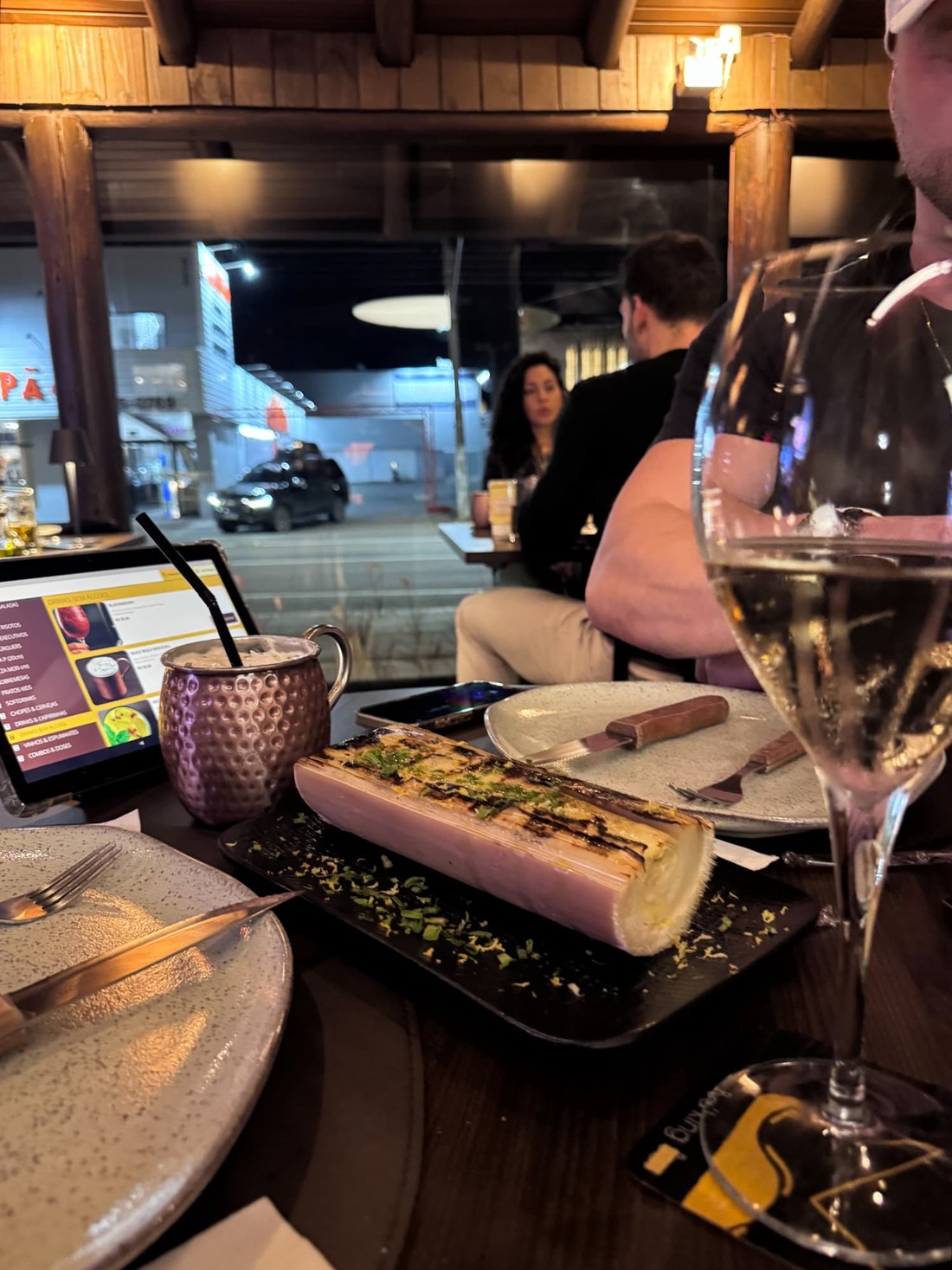 Kimono alongado vazado com franjas Kimono alongado vazado com franjas