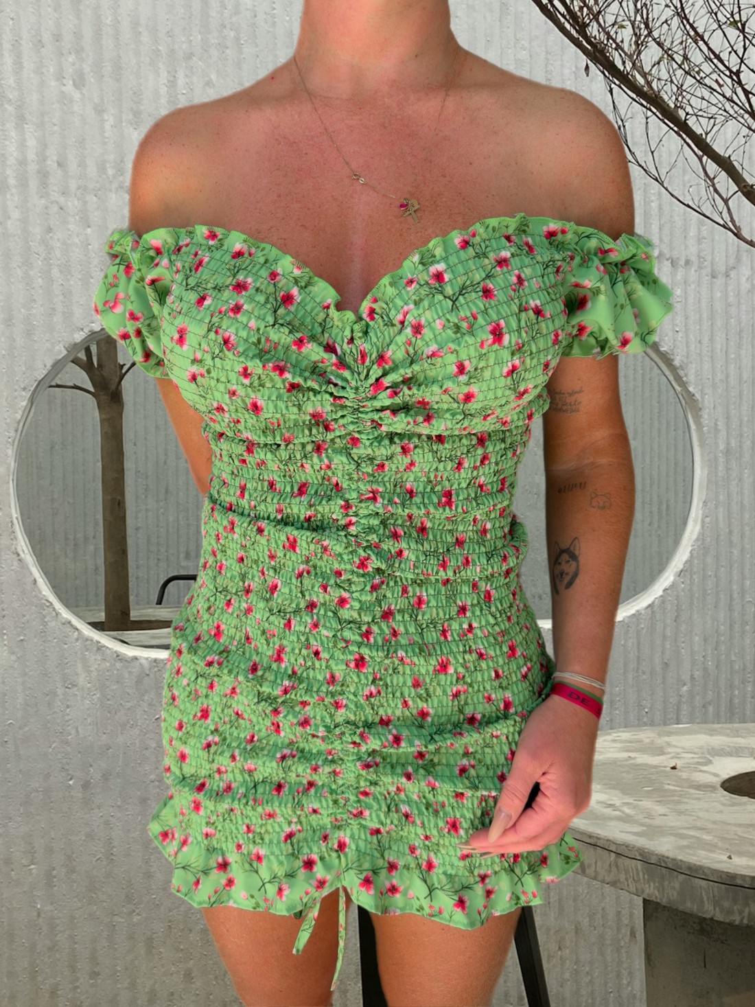 Vestido cereja verde com estampa de flores vermelha