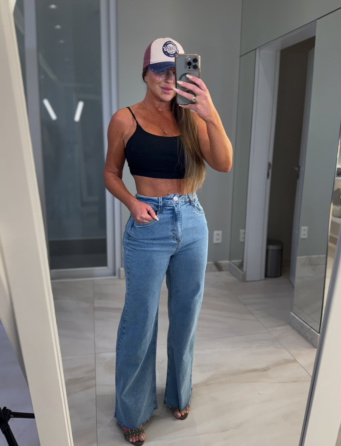 Calça jeans wide leg barra corte à fio Veronica