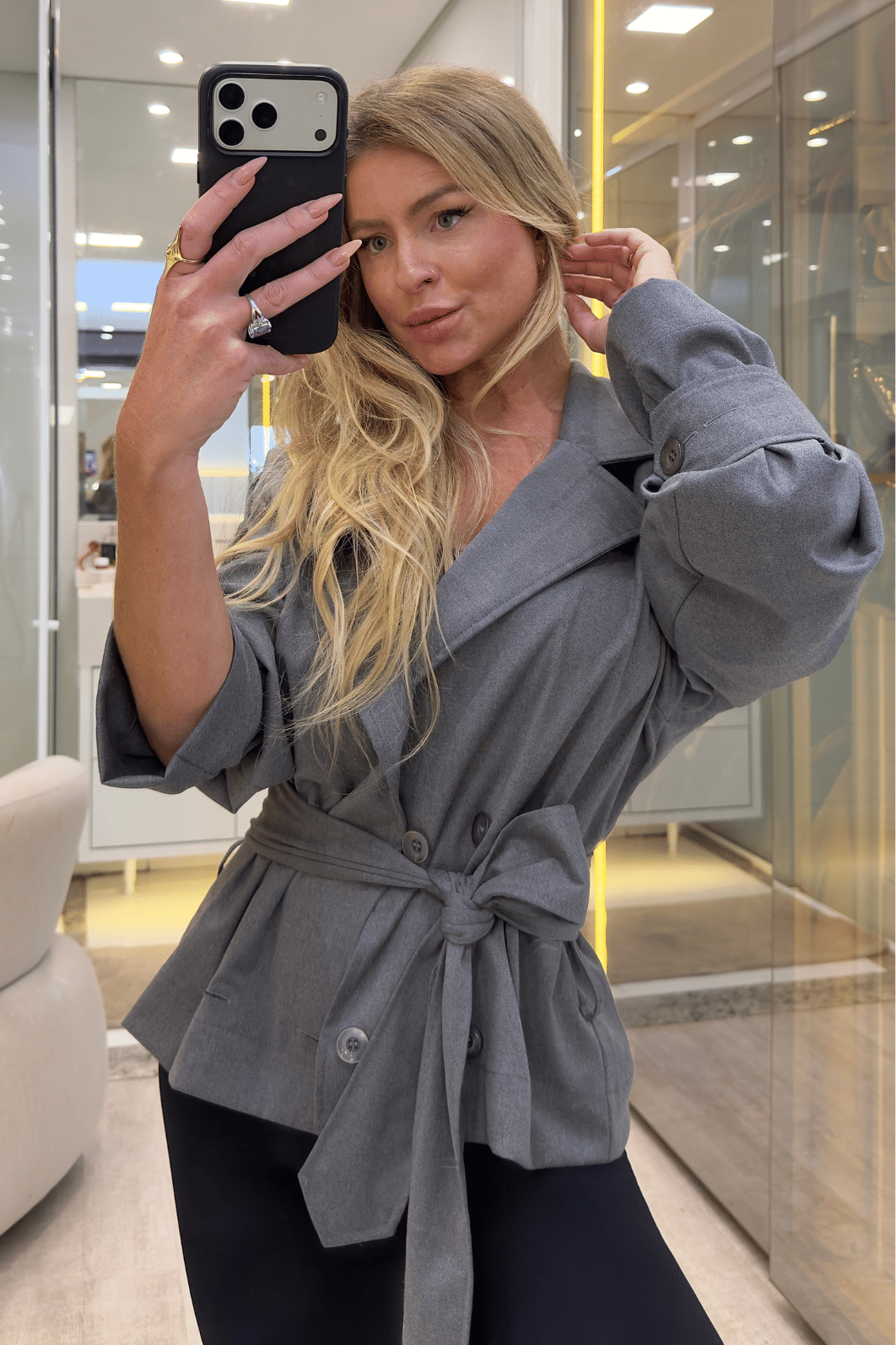 Casaco trench coat curto com cinto Casaco trench coat curto com cinto