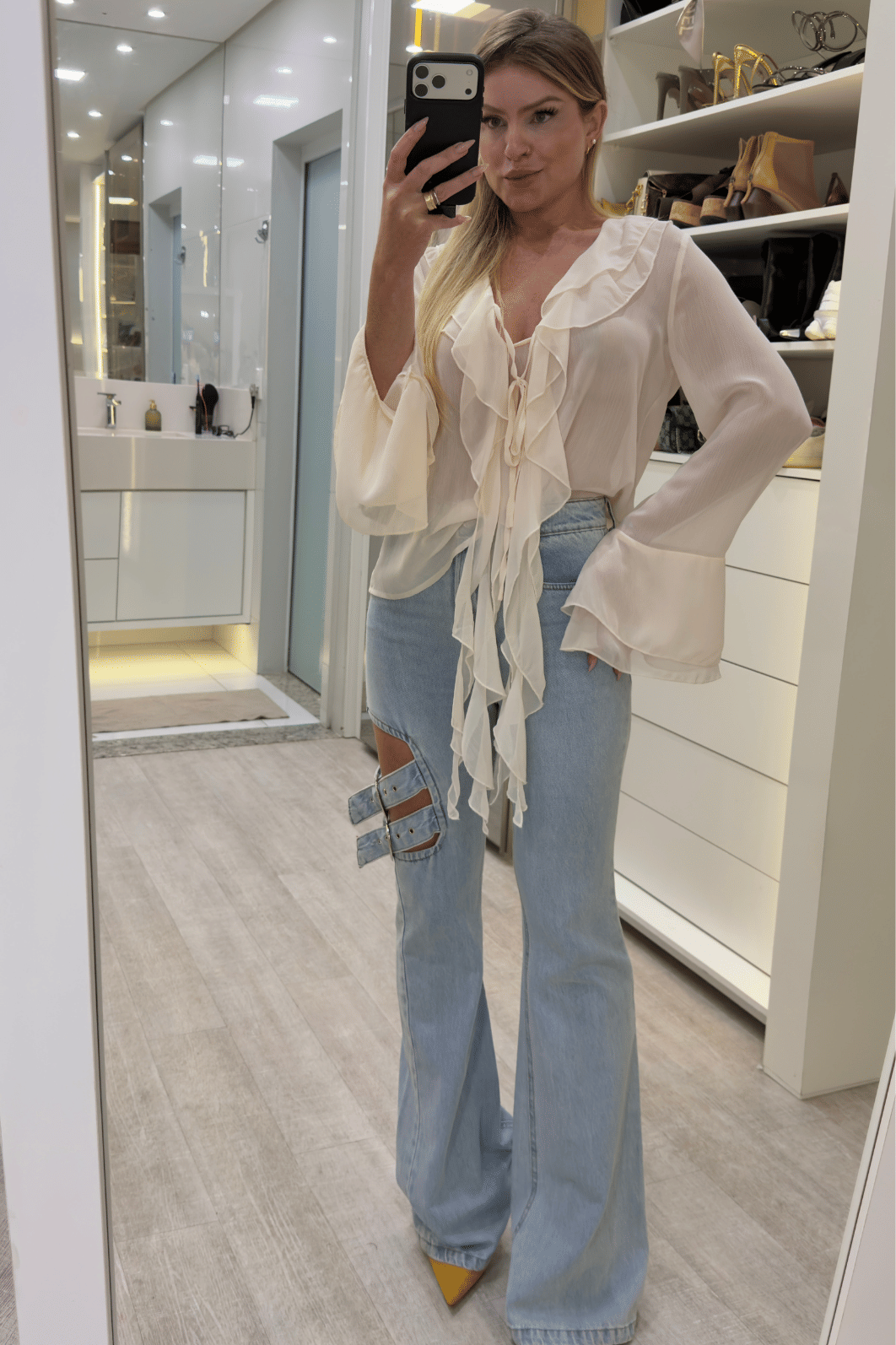 Calça jeans com fivelas na lateral Calça jeans com fivelas na lateral