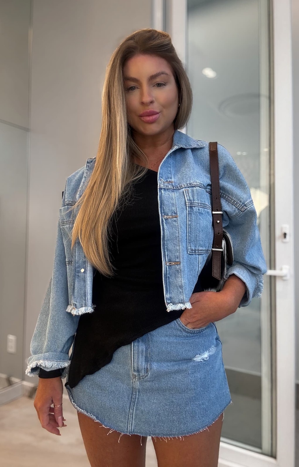 Jaqueta jeans oversize barra desfiada Jaqueta jeans oversize barra desfiada