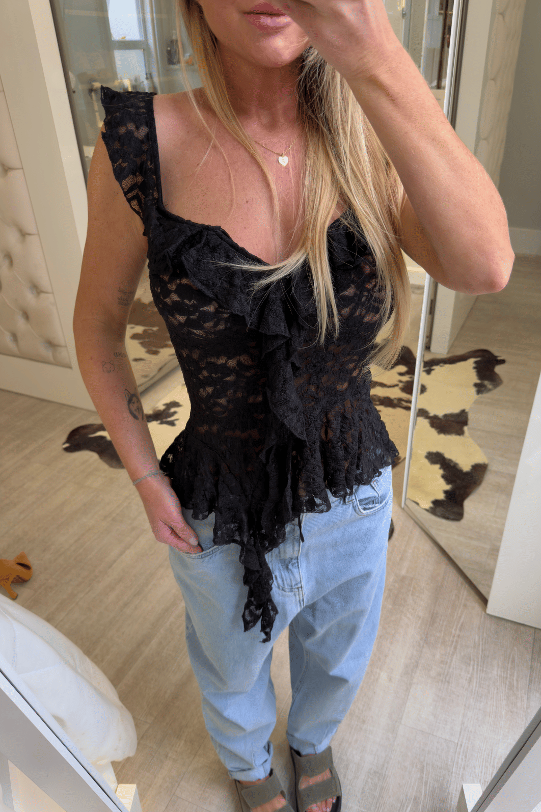 Blusa em renda com amarração Lyra PRETA Blusa em renda com amarração Lyra PRETA