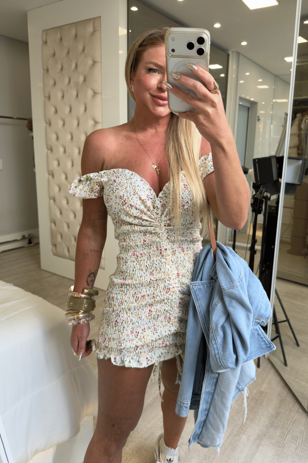 Vestido cereja off-white com flores vermelhas e marrom claro