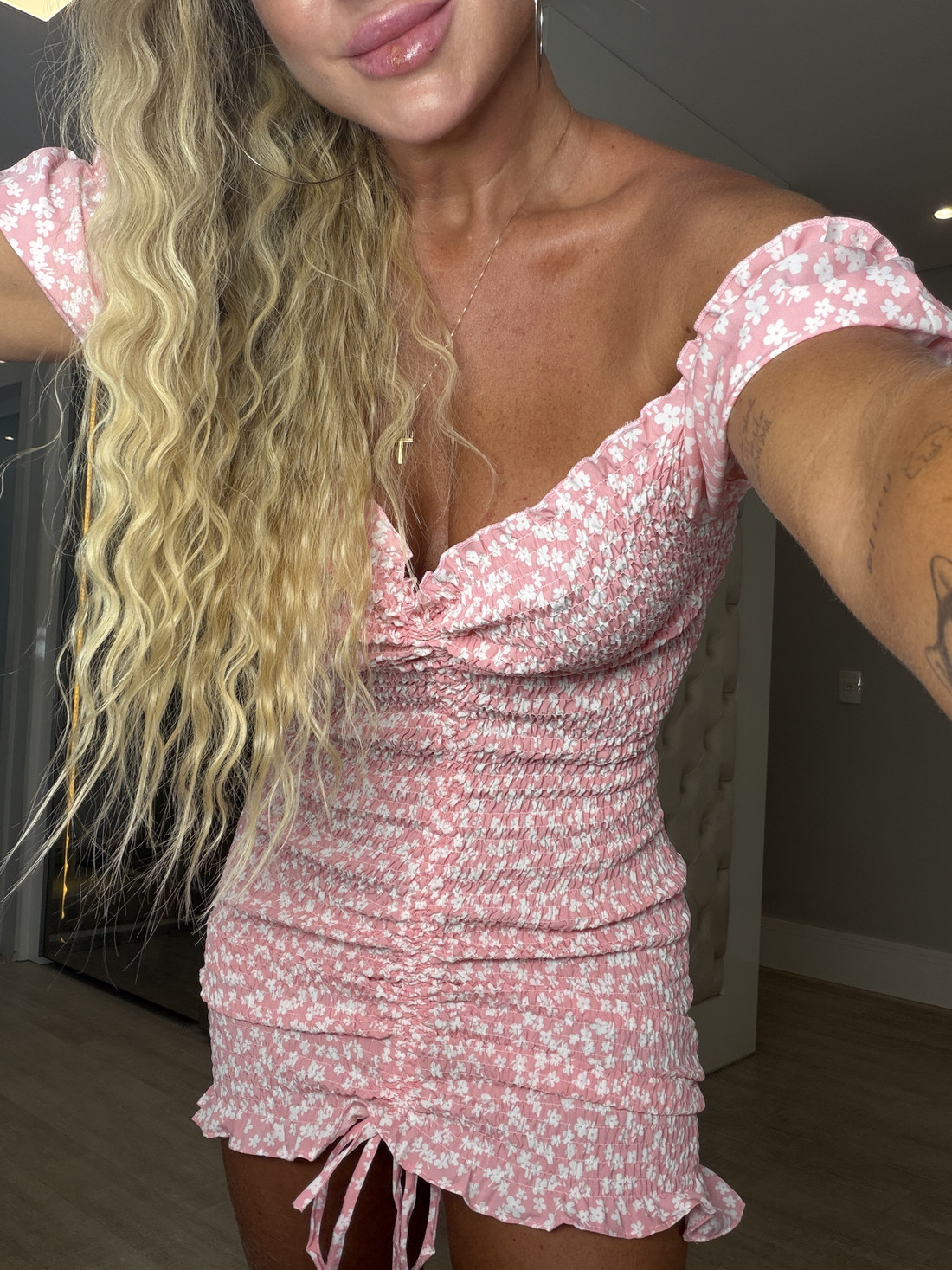 Vestido cereja rosa claro com flores brancas Vestido cereja rosa claro com flores brancas