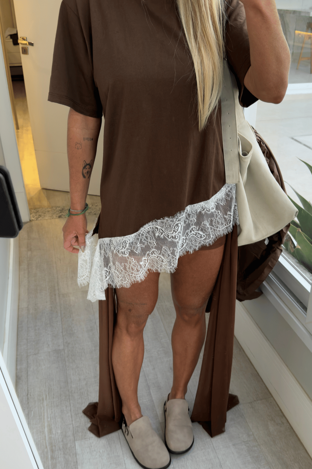 Camisa assimétrica com renda marrom Léia Camisa assimétrica com renda marrom Léia