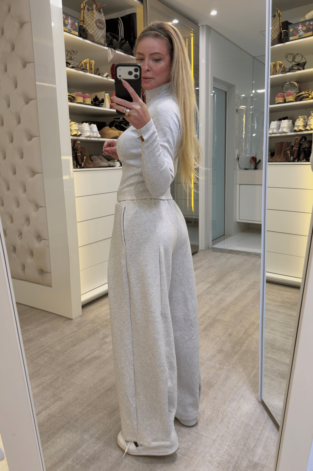 Calça pantalona com pregas em poliamida Roberta Calça pantalona com pregas em poliamida Roberta