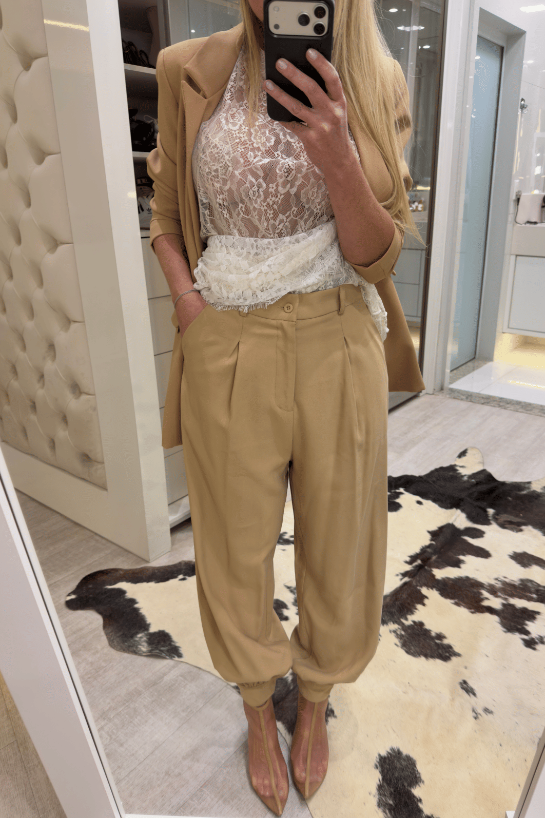 Calça Aladim com pregas Tabata Calça Aladim com pregas Tabata