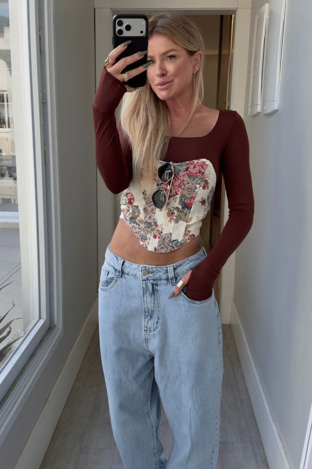 Cropped corset sem alças com estampa floral