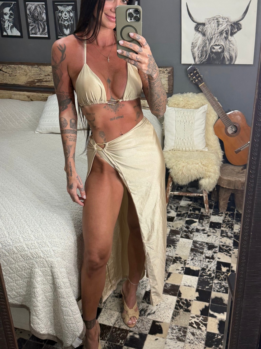 Conjunto saia midí com fenda e Biquíni Dourado Jade Conjunto saia midí com fenda e Biquíni Dourado Jade