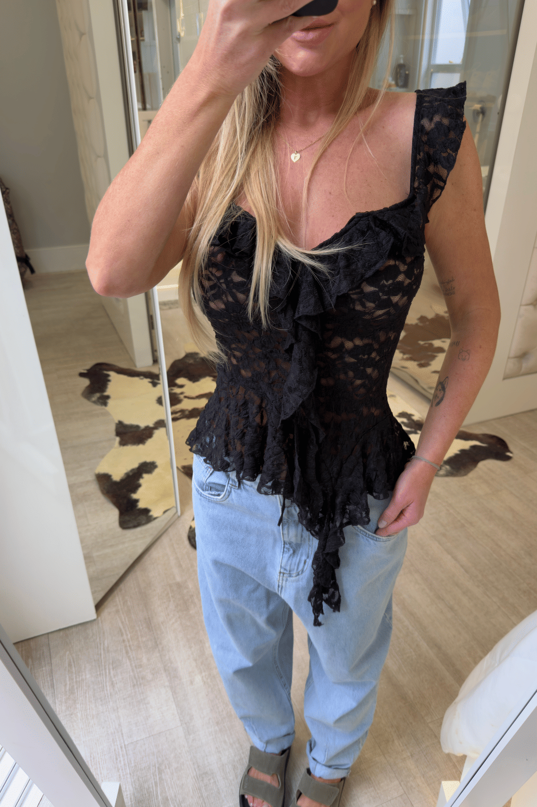 Blusa em renda com amarração Lyra PRETA Blusa em renda com amarração Lyra PRETA