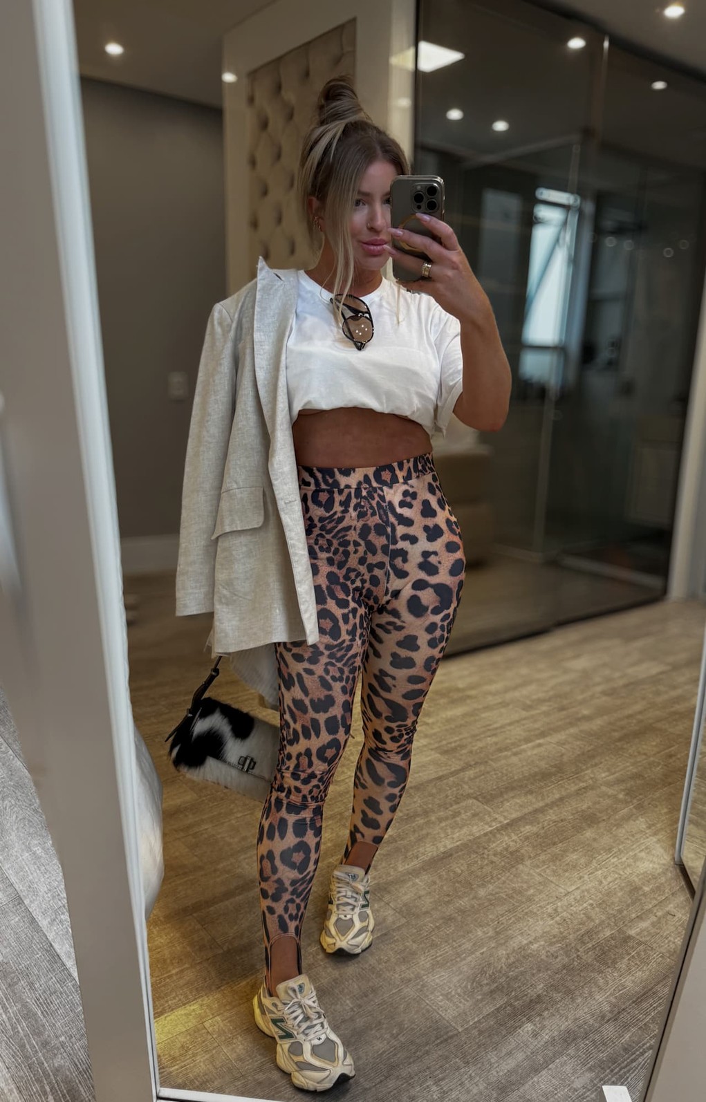 Calça legging com pézinho estampa onça Calça legging com pézinho estampa onça