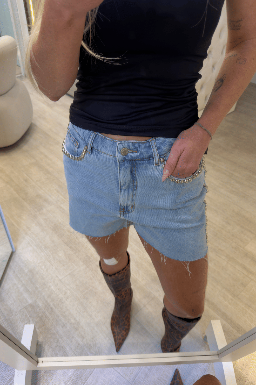 Short jeans com aplicação de tachas Bia