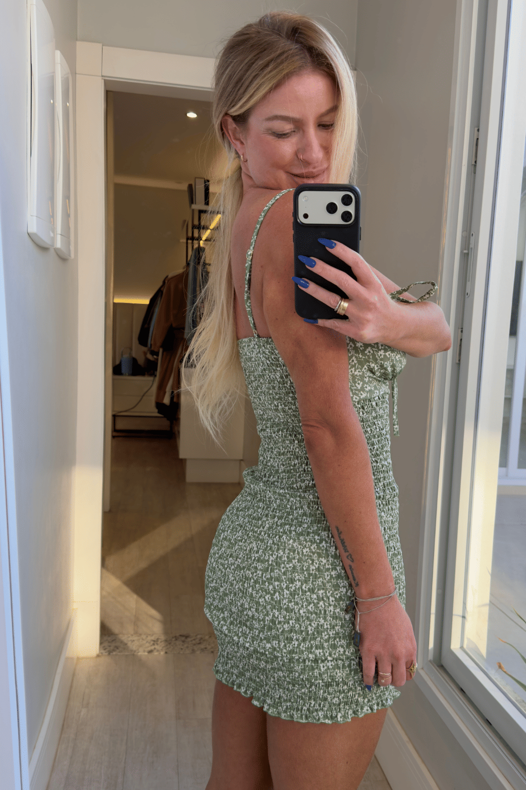 Vestido sheila verde com estampa de flores branca