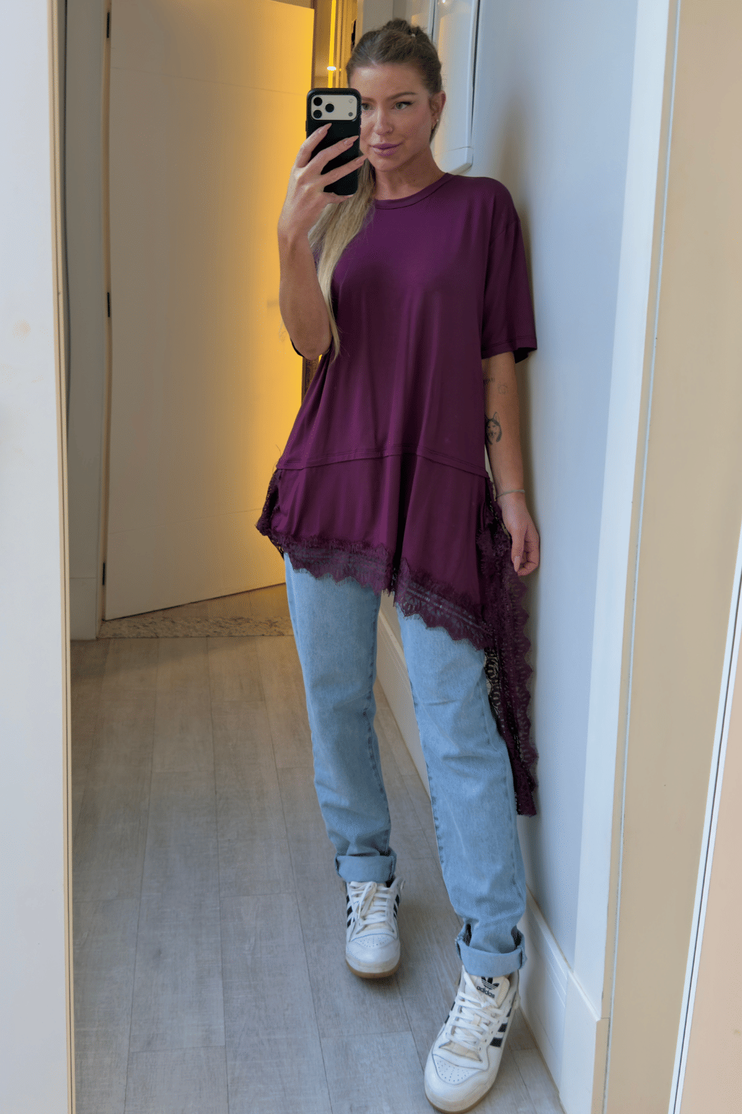 Camiseta assimétrica VINHO com renda Lígia Camiseta assimétrica VINHO com renda Lígia