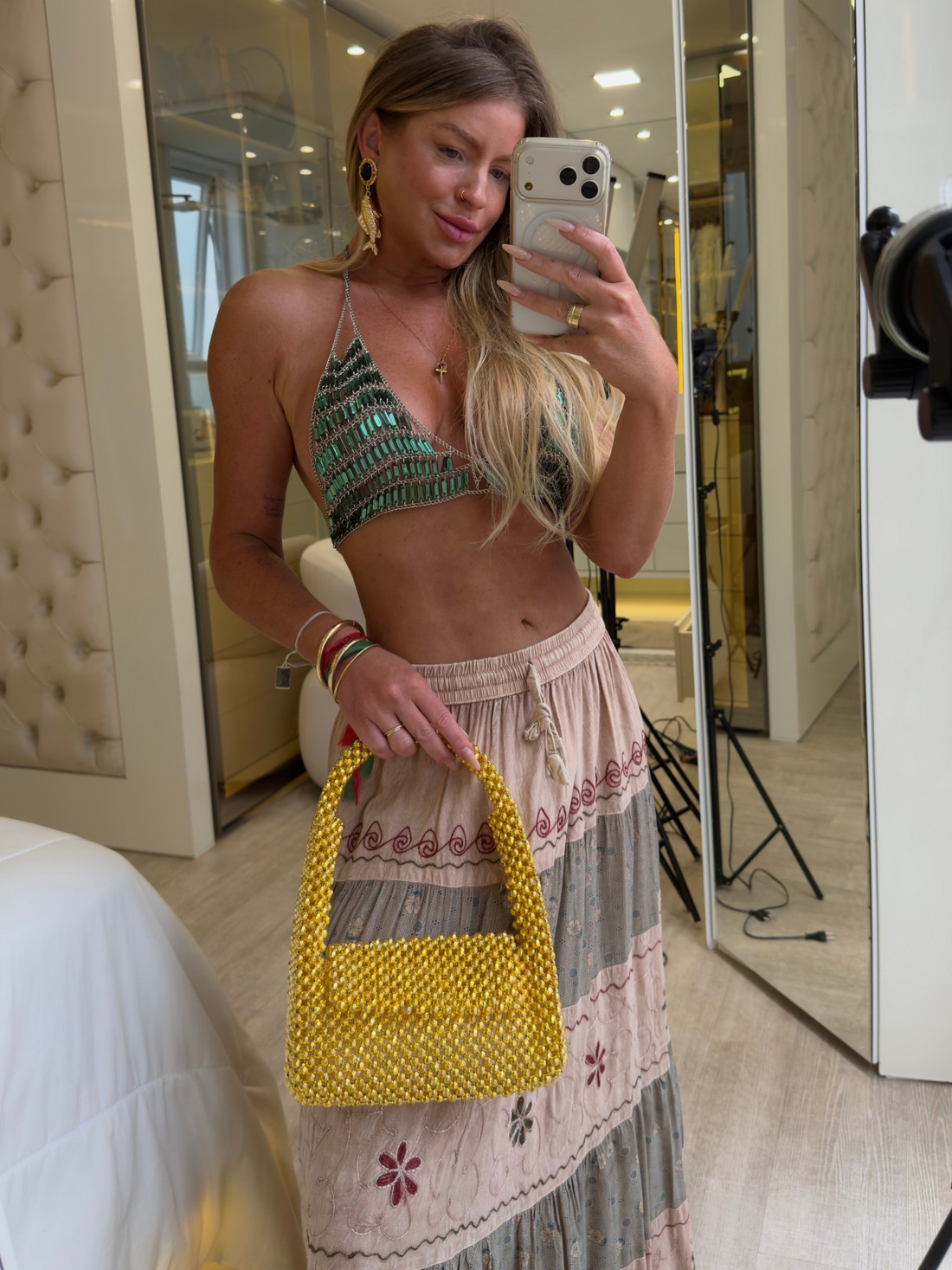 Saia longa com detalhes em Bordados