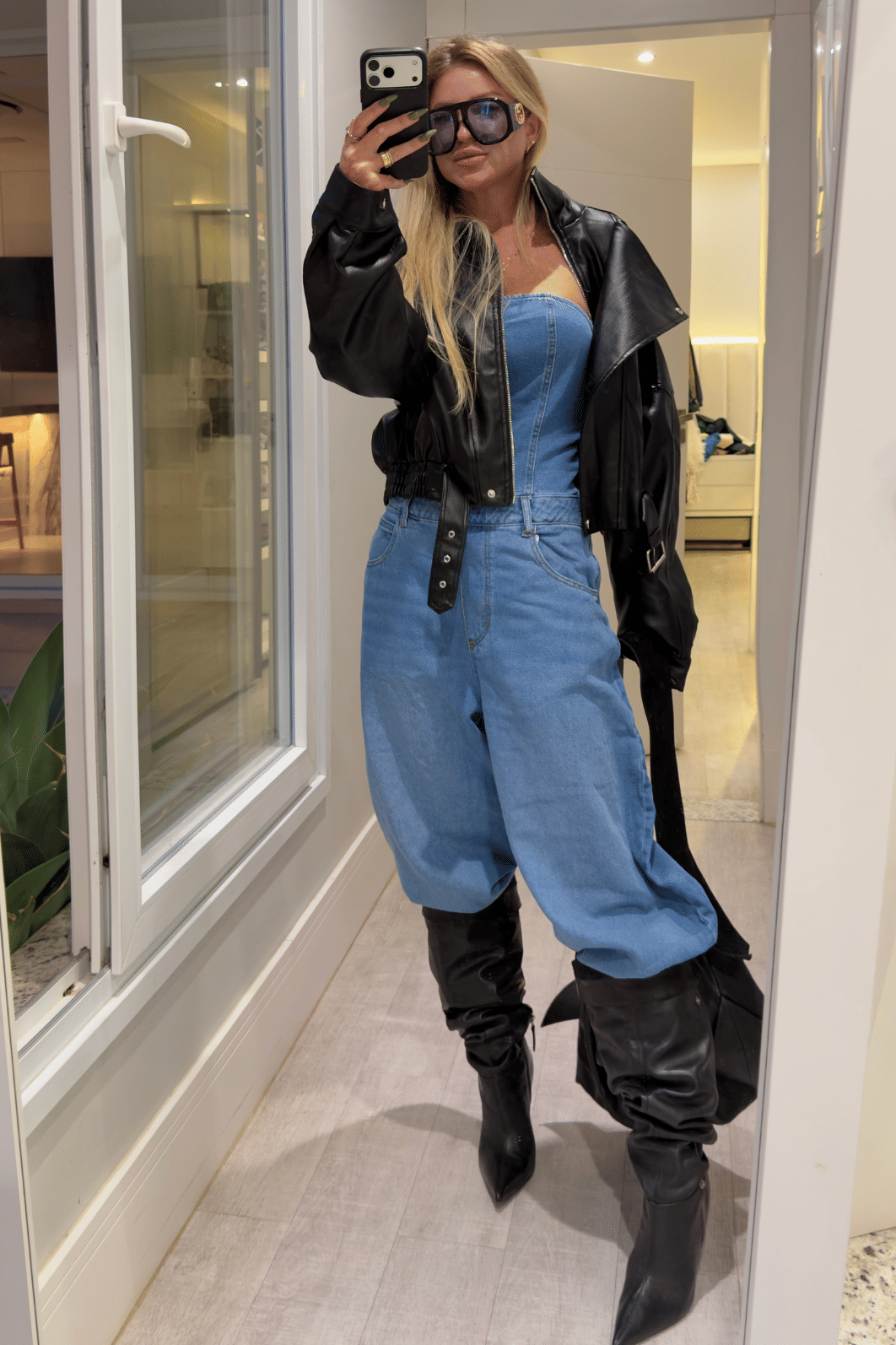 Macacão jeans tomara que caia Aladim Macacão jeans tomara que caia Aladim